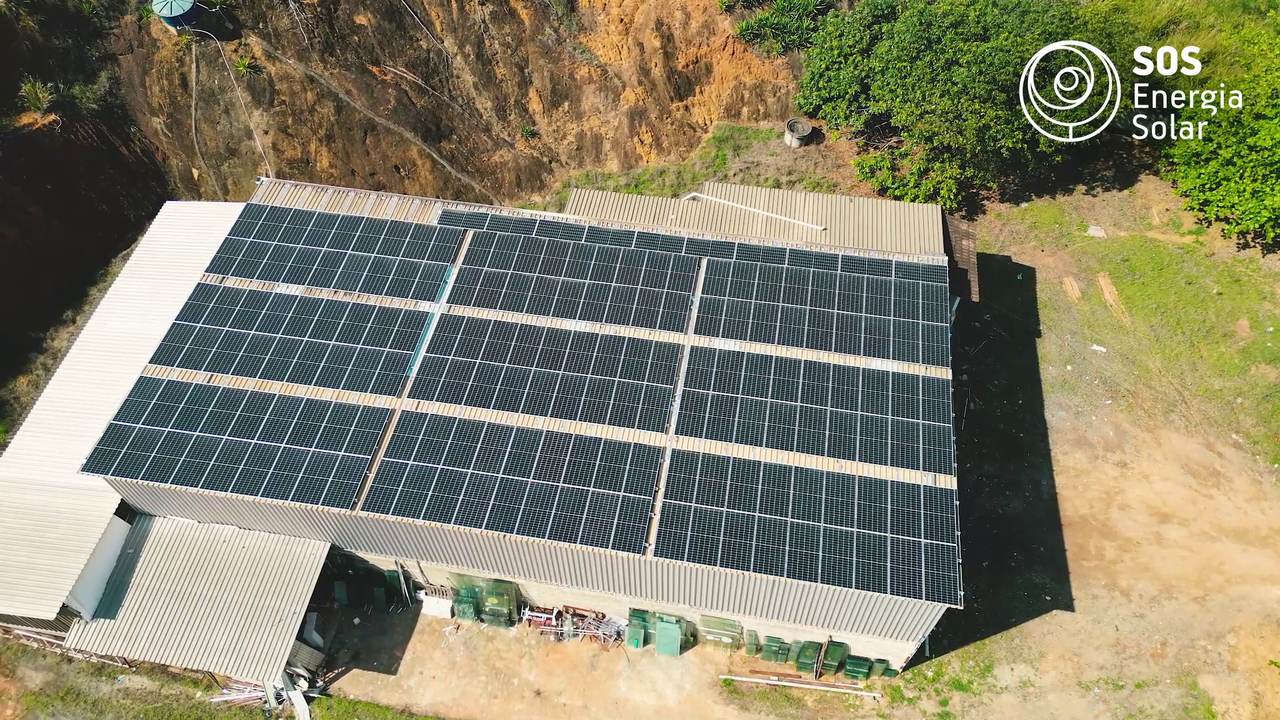 Vista aérea de um prédio comercial com sistema de energia solar instalado pela SOS