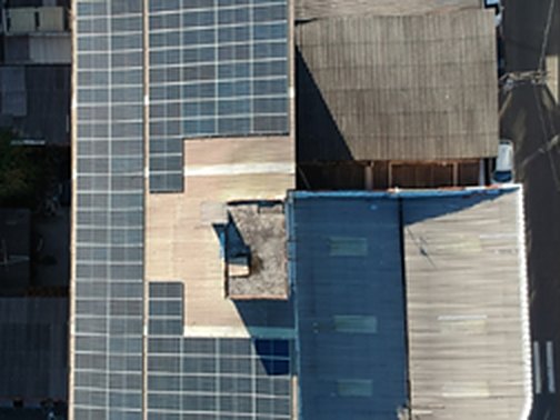Vista aérea da cobertura comercial em Vila Velha com 112 placas solares