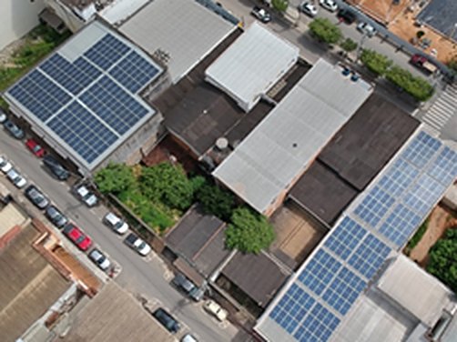 Vista aérea de duas coberturas em Barra de São Francisco com sistemas de energia solar