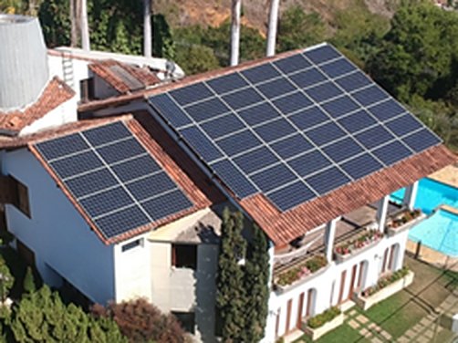 Residência em Colatina com painéis solares no telhado de telha cerâmica
